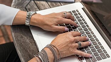 linkedin-sales-solutions-unsplash Frau beim Tippen auf einem Laptop